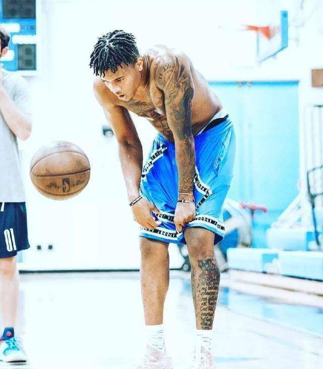 原创费城球迷哭了富尔茨终于投进三分了但大帝恩比德又遭新秀挑衅