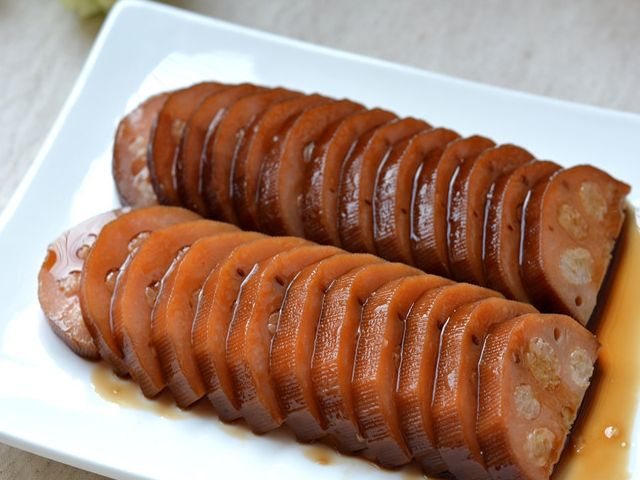 说起糯米藕这道美食,在做时我喜欢加上红糖一起闷煮,味道更纯,更香