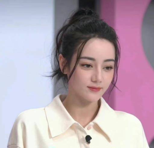 第一套是运动服高马尾造型,迪丽热巴身着米白色polo领短袖,马尾高