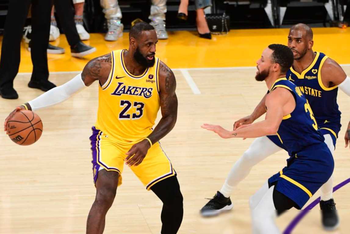 这场备受关注的比赛为季后赛的争夺增添了更多的悬念,湖人和勇士将