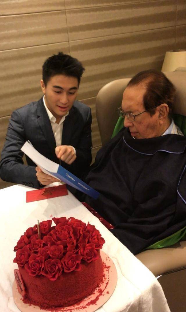 另外一张照片里,何猷君向赌王分享了他带来的生日礼物,赌王坐在椅子上