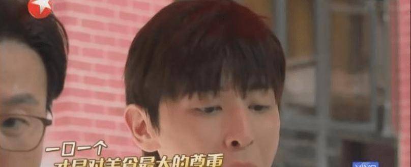 邓伦极限挑战当街吃榴莲时刻不忘偶像身份这包袱是有多重