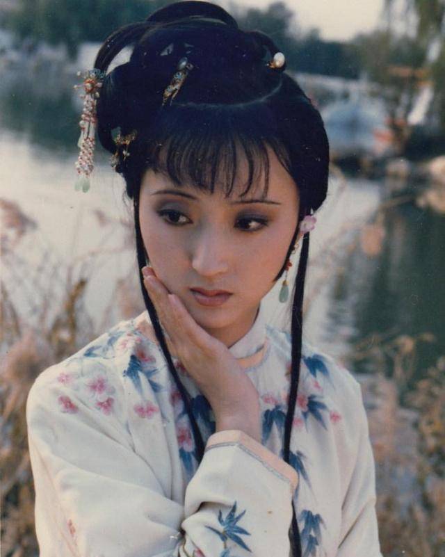 林黛玉从小便有"不足之症",林黛玉自小身子就弱,贾雨村做林黛玉的家庭