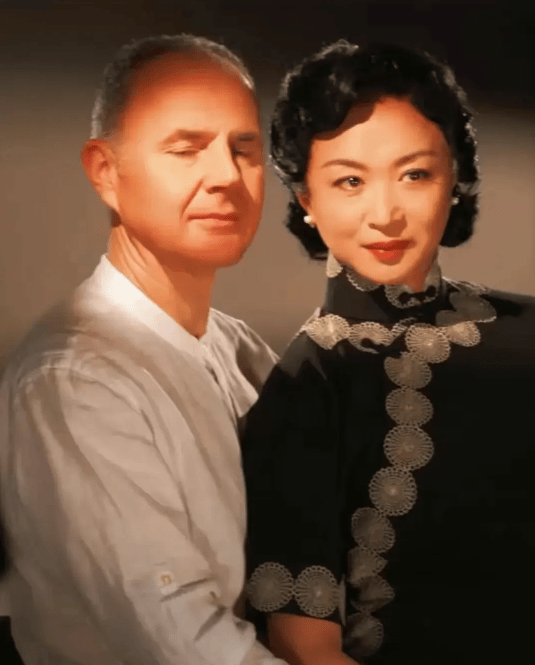 汉斯为了能够陪伴金星,在结婚之后直接放弃了跨国总监的工作,和金星在