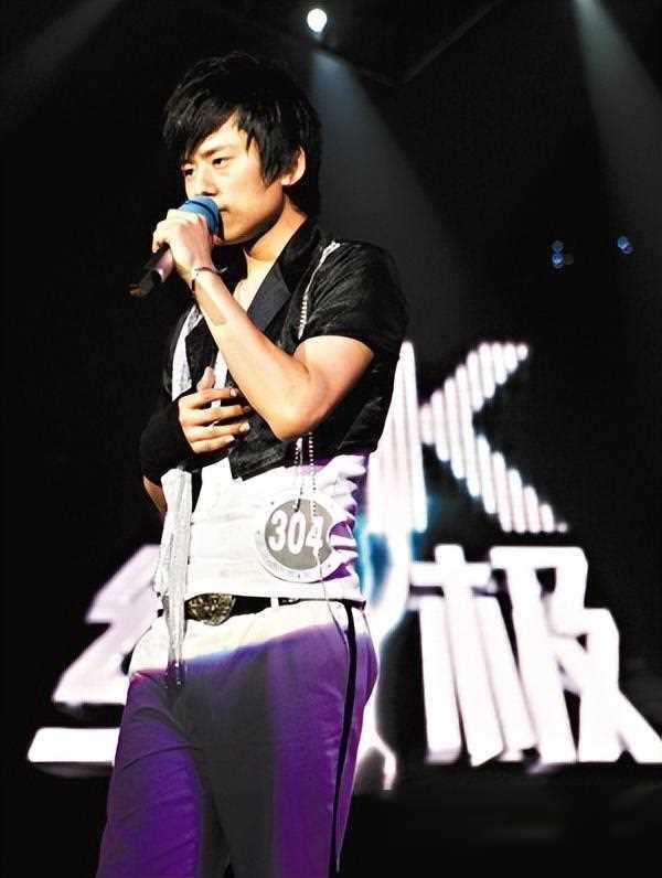 张杰谢娜带娃迪士尼游玩十指紧扣如热恋情侣保姆抢镜