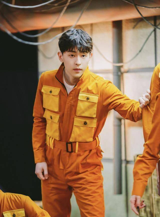 原创邓伦米兰街拍曝光印花衬衫清新简约颜值和气质都太优越