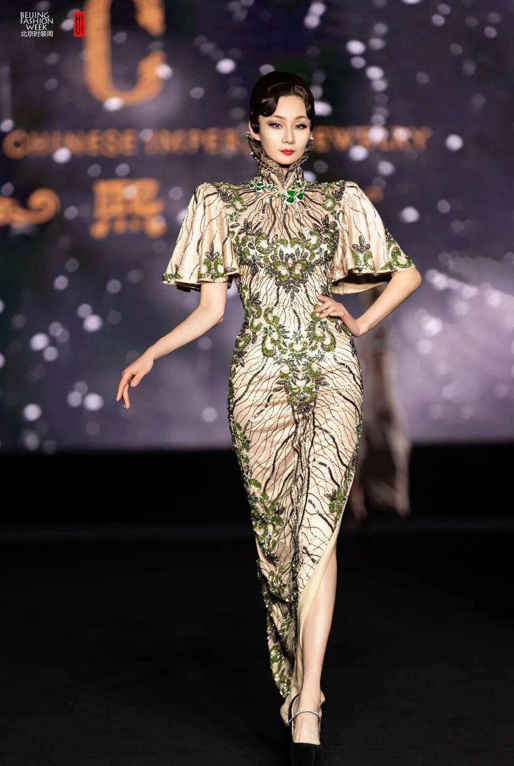 提供全民时尚的情绪价值设计师胡社光的新中式高定旗袍作品再次证明了