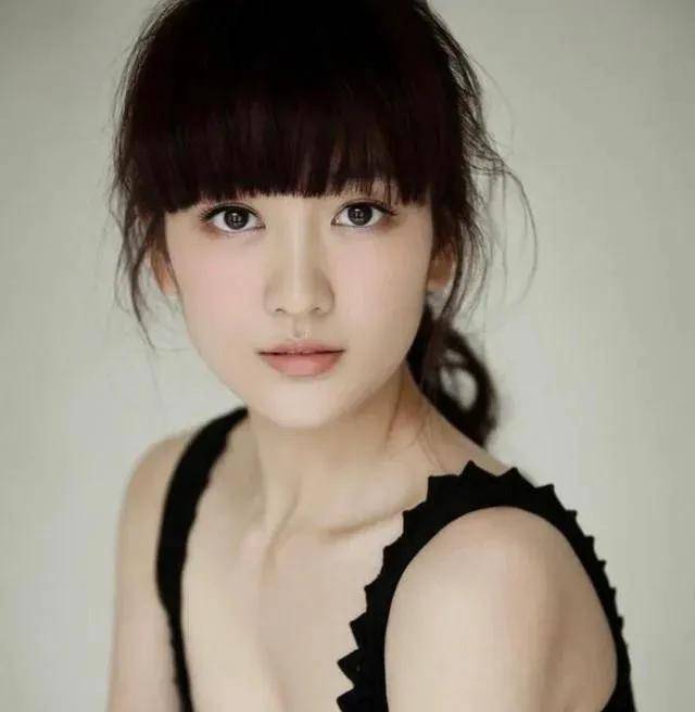 原创玫瑰美人王鸥红色时尚裙尽显艳丽本色身材高挑像美神降临