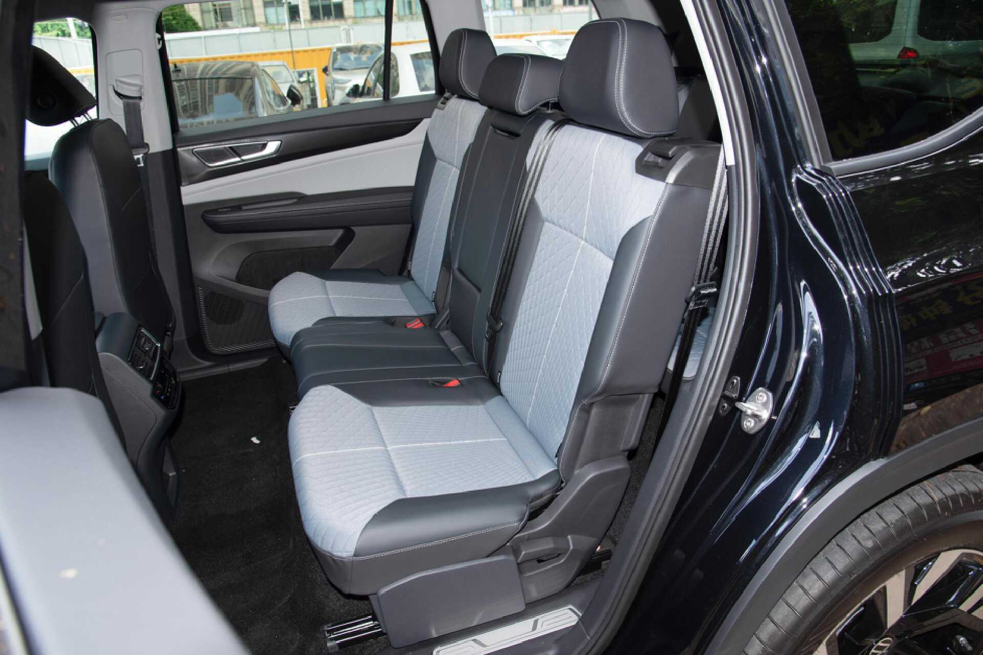 在途昂只支持主驾驶电动调节的情况下,探陆还实现了前排电动调节,并