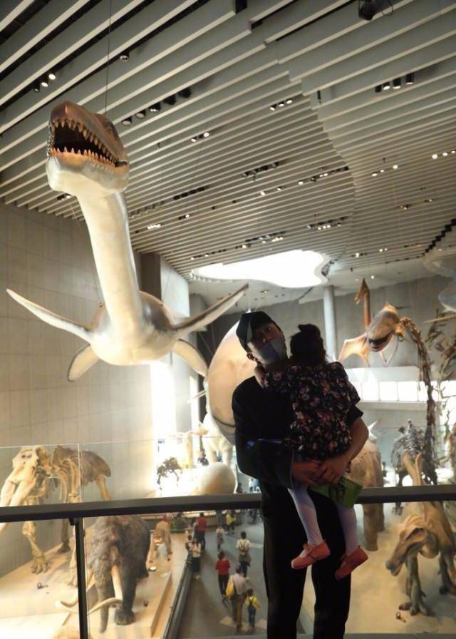 原创邓超受伤后单手抱小花妹妹父爱尽显不料一句话却将温馨打破