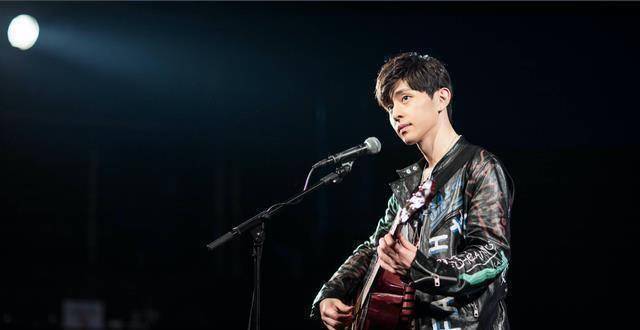 的孙小飞,一个长相白净,性格腼腆的直男大男孩拍《待嫁老爸》时,他是