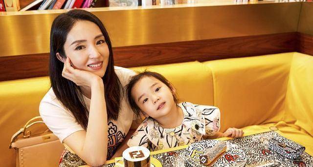 原创董璇忙里偷闲带女儿喝咖啡母女相处有爱享受温馨亲子时光超幸福