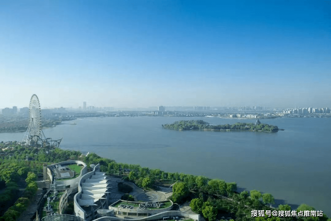 深谙购房者对于一线湖墅的渴望,龙湖继狮山原著后,于盛泽湖畔打造镜湖