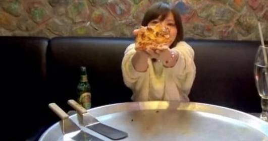 大胃王挑战亚洲最大披萨足足82寸网友连水都是用缸装