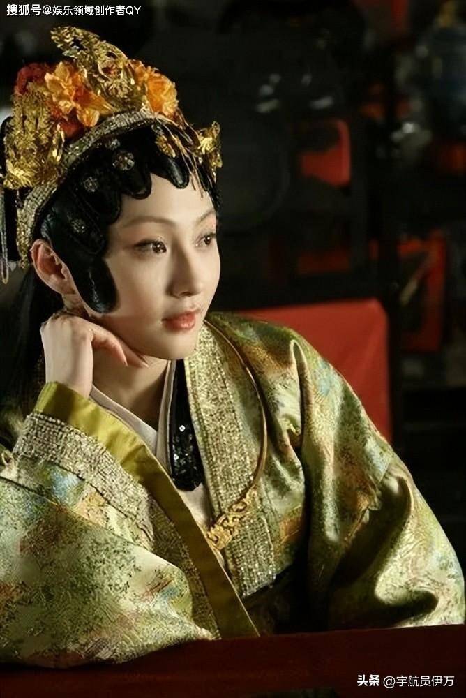 直接崭露头角,得到了导演的赏识,最终成功出演《红楼梦》王熙凤一角