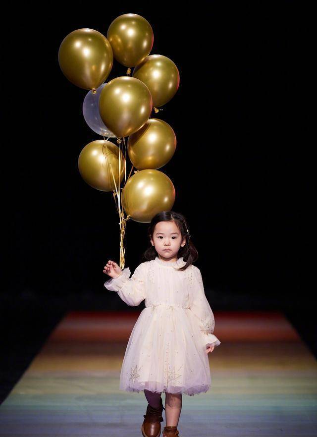 原创董璇罕见晒女儿照片酒窝搭配小圆脸笑容依旧甜美