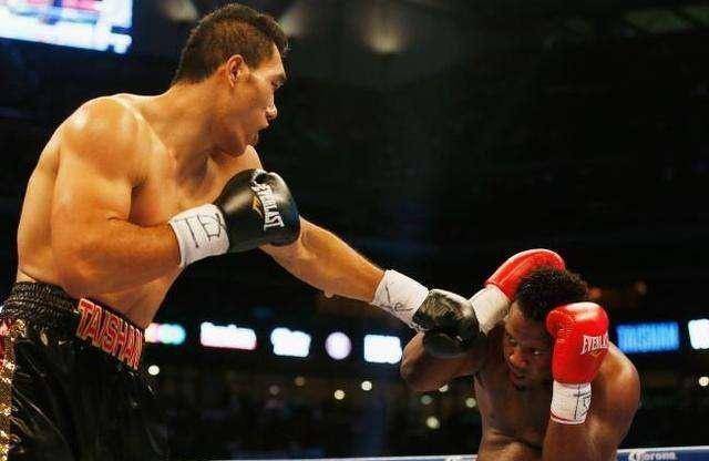 他在与鲍勃的比赛中,他将鲍勃ko掉,这不仅证明了他自己的实力,也证明