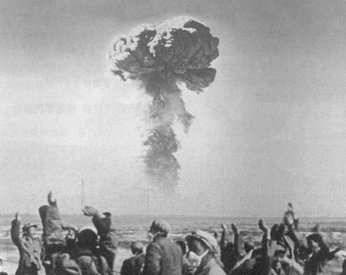 1966年10月27日,钱学森协助聂荣臻元帅,在酒泉发射场直接领导了用中