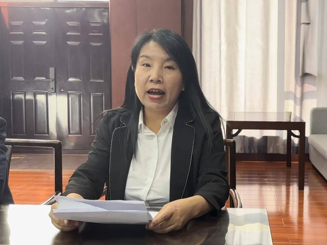 王琛梅老师作了题为《与时俱进抓课改 多元赋能促发展》的工作汇报.