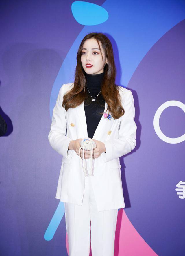 原创迪丽热巴太飒了黑色皮裤套装冷酷帅气其他风格更是轻松驾驭