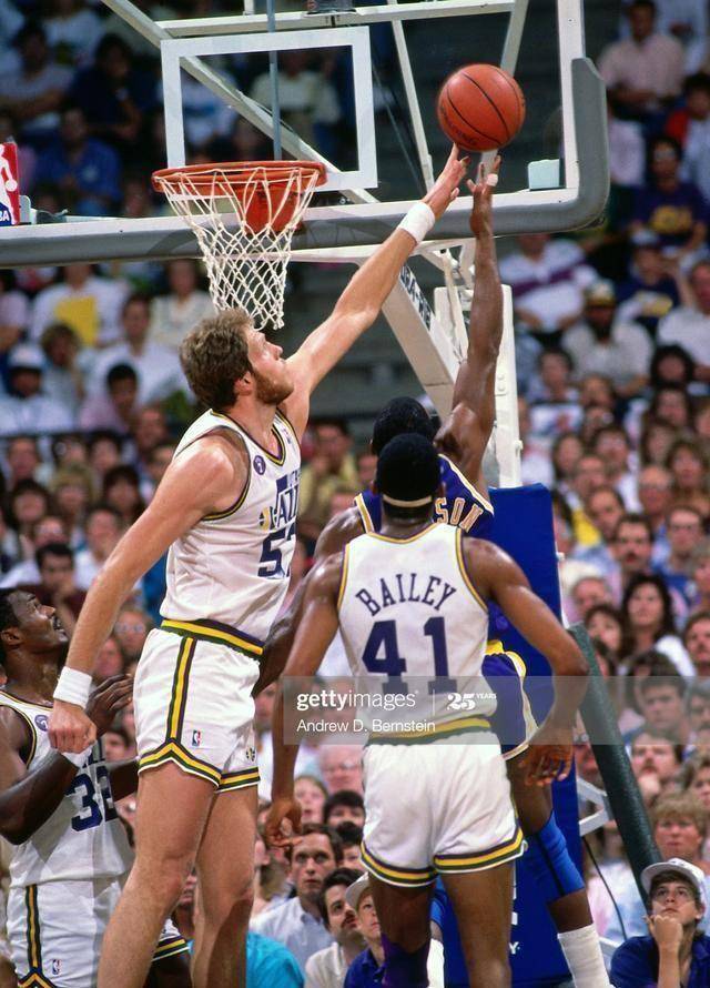 18米,体重102公斤的贾巴尔在伊顿这位ucla学弟身边,竟也显得无比瘦小.