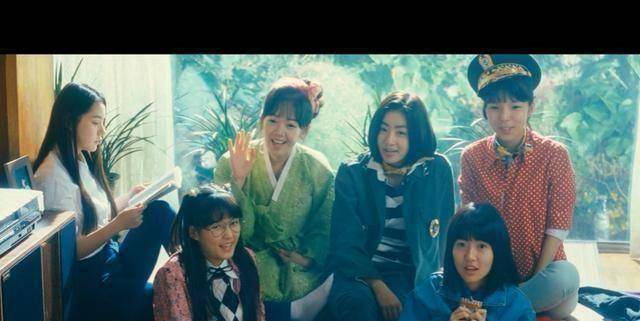 最左边看书的是班里有名的冰山美人秀智,她是个叛逆少女,烟酒不离手.
