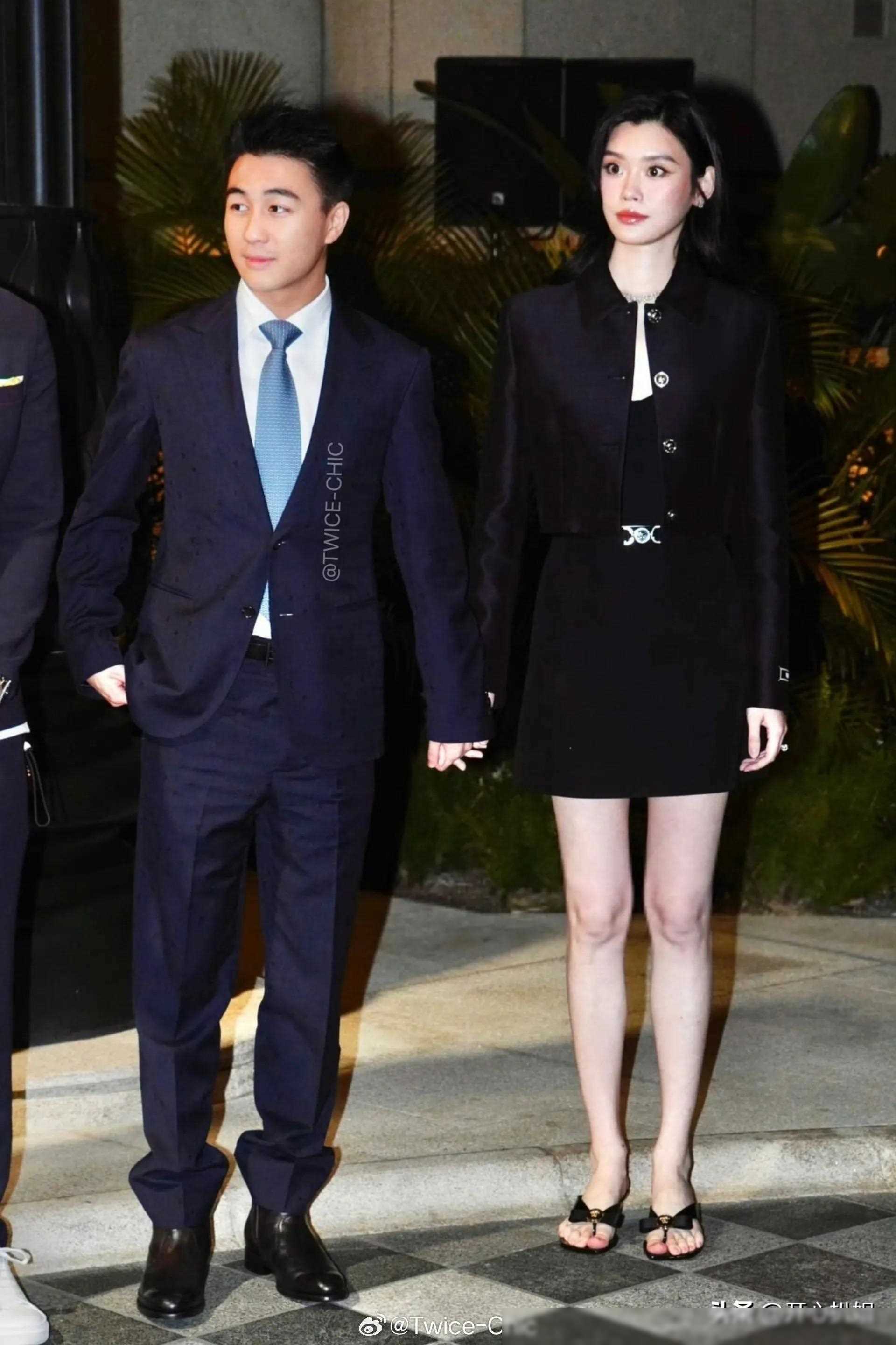 原创奚梦瑶与何猷君街头争执奚梦瑶怒斥惧内何猷君噤若寒蝉