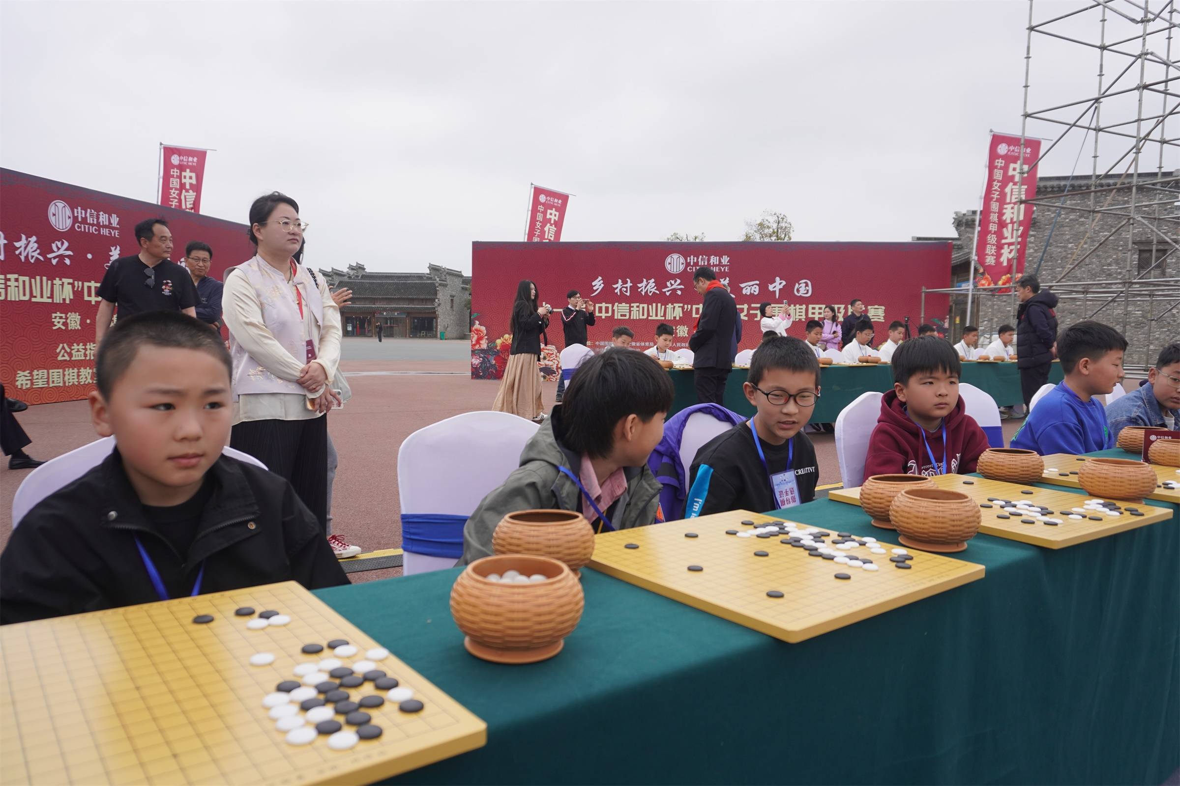 女子围甲蚌埠站捐赠希望教室并举办指导棋_活动_中国_围棋