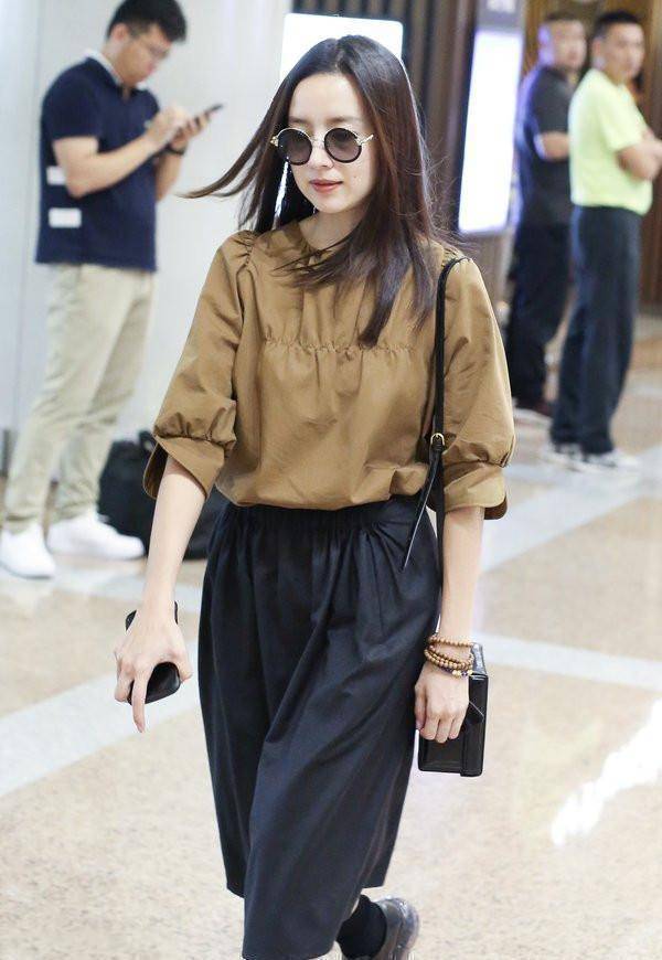 原创董洁不像39岁扎丸子头搭配白色连衣裙美回来了就像19岁小姑娘