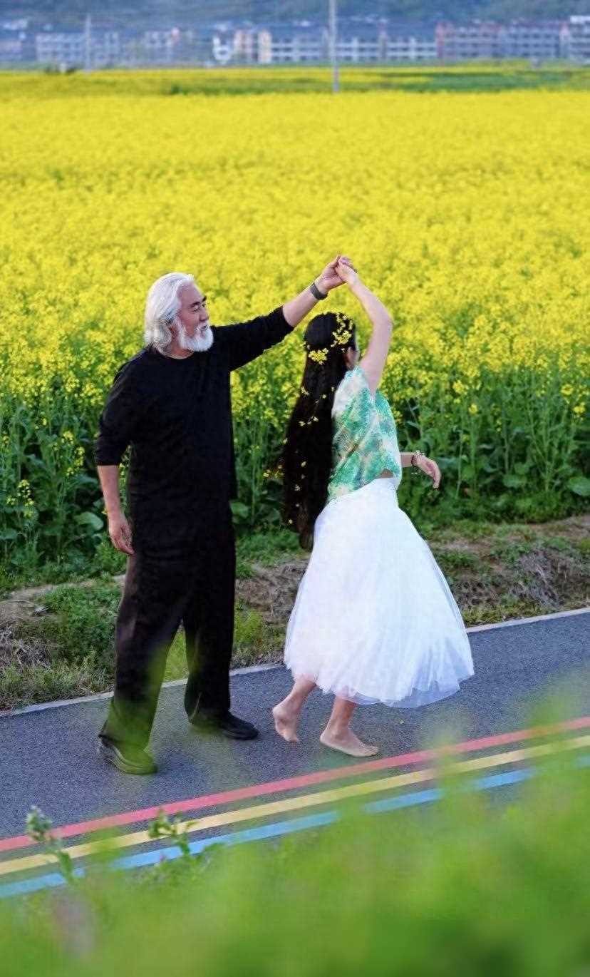 张纪中与妻子油菜花舞爱的陪伴共赴华年