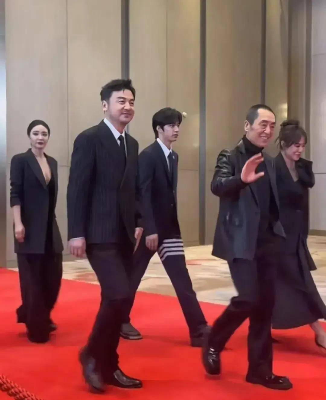 湖北这一晚,陈红妆太浓,蒋勤勤靠后站,张小斐太尴尬了_成龙_苏有朋