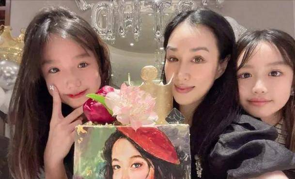 原创3段婚姻3个女儿51岁再为小12岁老公生四胎钟丽缇为啥这么拼