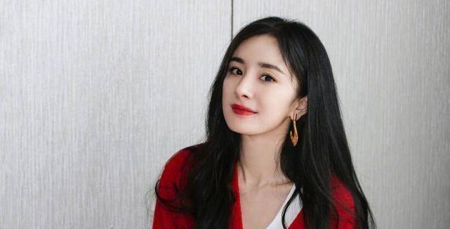 原创有种乖巧叫杨幂的坐姿明明已经当妈了坐姿却规矩得像一个小学生