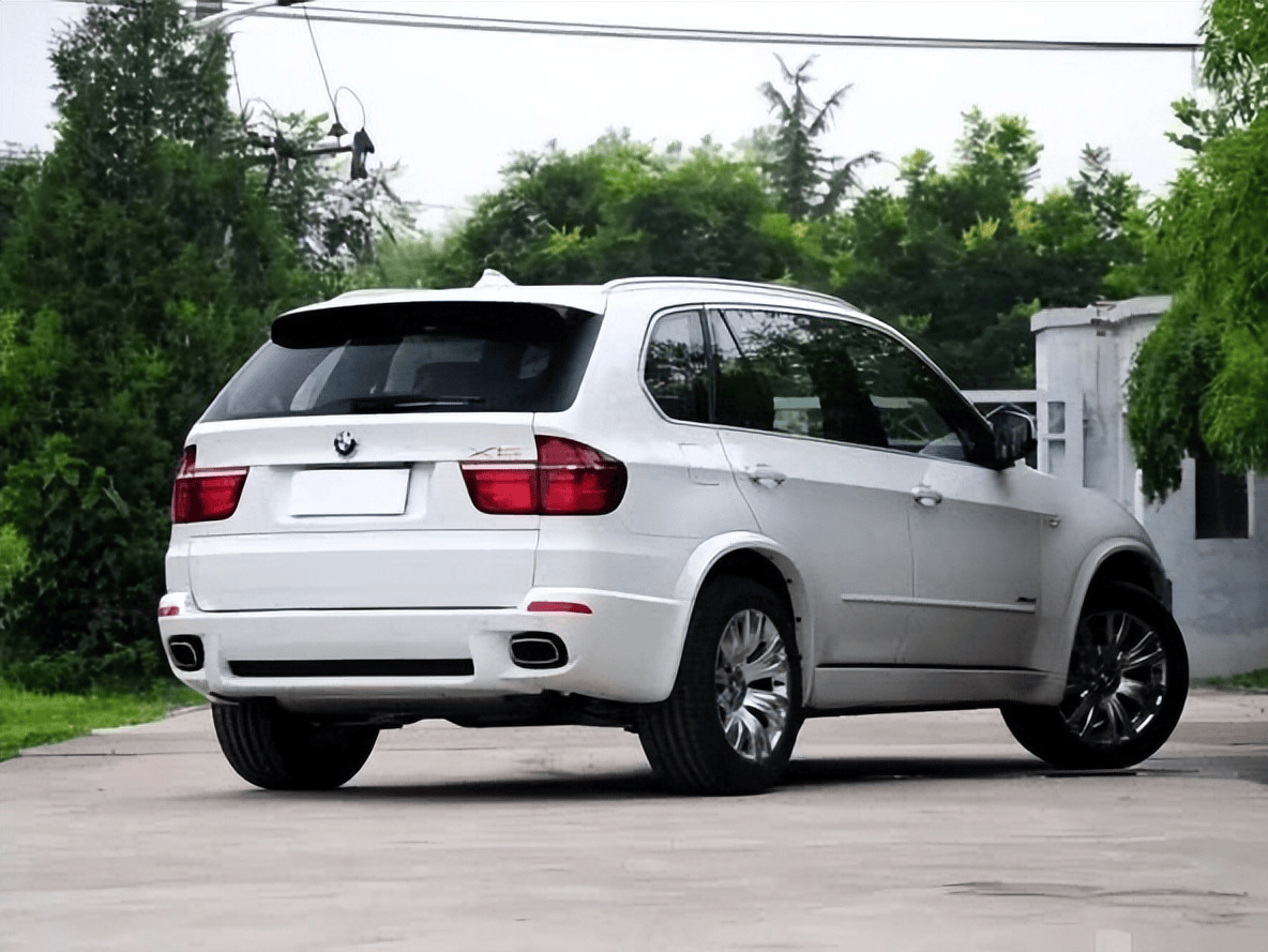 不同于一般女性对于小巧精致车型的偏爱,潘晓婷选择了宝马x5这样一款