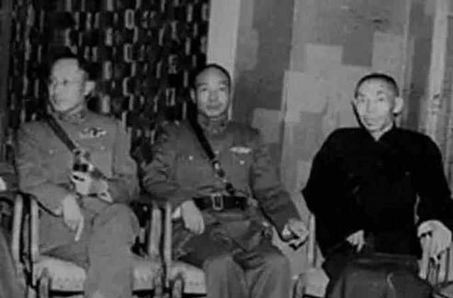 比如有一次,一个叫焦大奎的人就主动给他送上了一封勒索信,要杜月笙