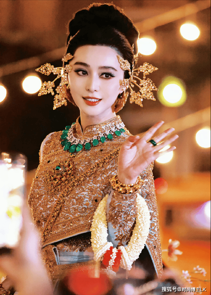 原创42岁范冰冰美成了蛇妖穿泰服坐三蹦子游街网友太掉价了