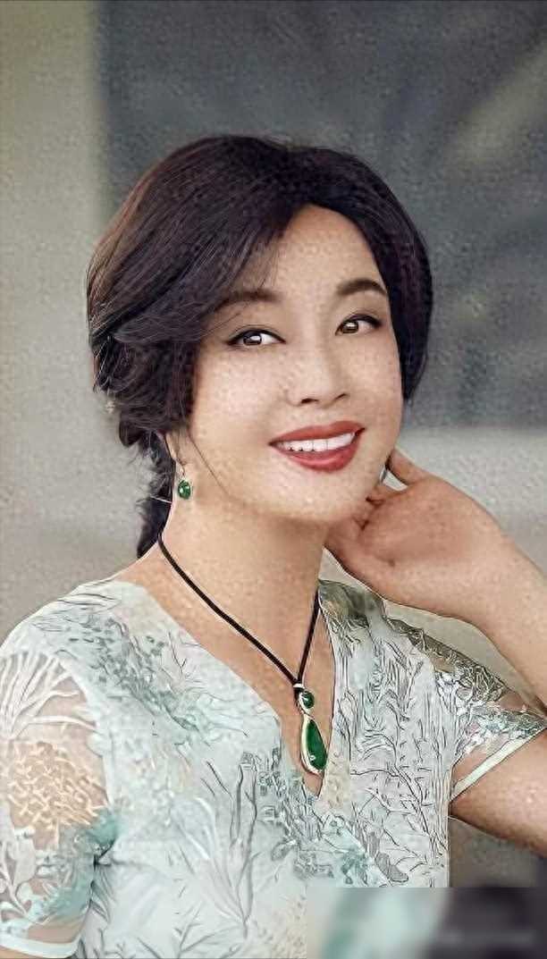 原创刘晓庆红裙小鲜肉豪宅依偎跨越年龄的魅力之约