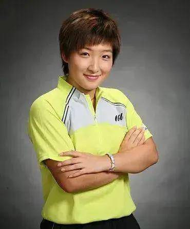 出生于2000年的孙颖莎今年24岁,从年龄上来看刘诗雯比孙颖莎大9岁