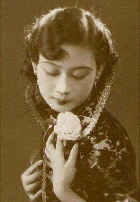 原创黄金荣被杜月笙怂恿去看戏为了接近女戏子他干脆开了一家戏院