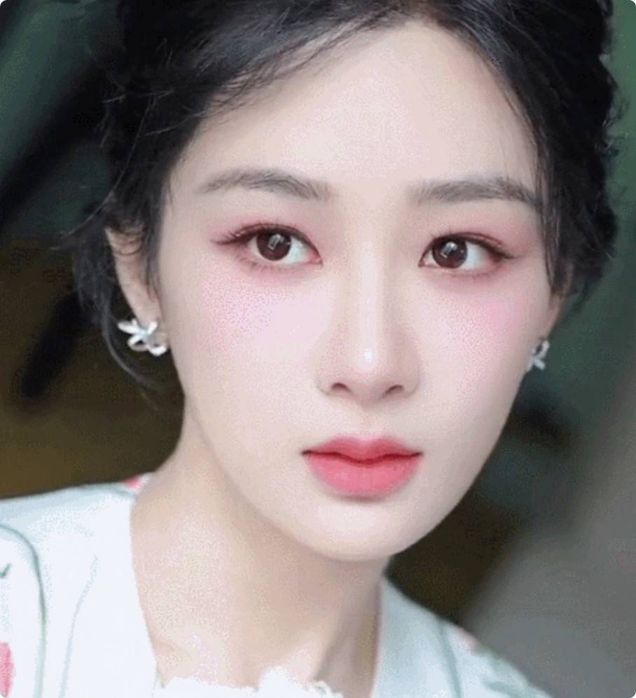 扫楼活动:杨紫的"发际线粉",松垮裤,也遮挡不住她的绝美颜值