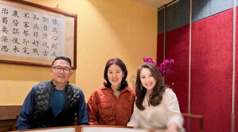 郎导来京与爱徒合影恩怨化解一笑泯恩仇