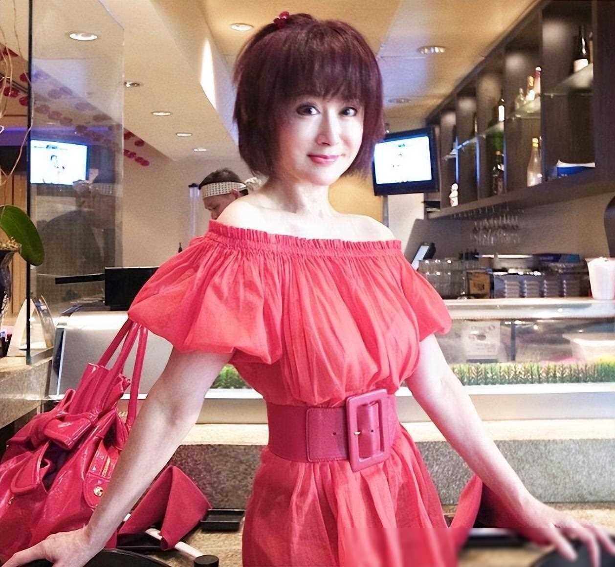 她就是潘迎紫.看到她的照片,你会认为她多少岁呢?是不是像