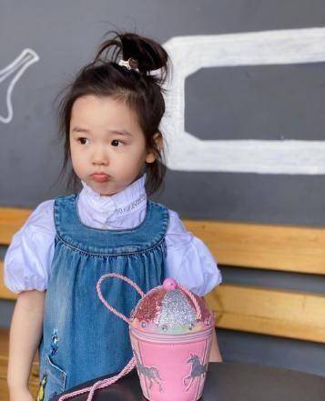 原创董璇晒女儿萌照3岁小酒窝肉肉脸萌化众人手涂指甲油太爱美
