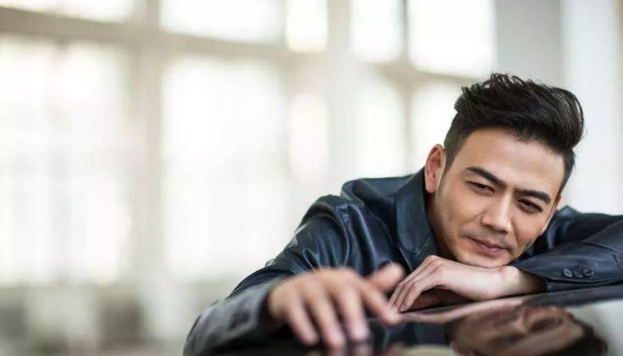 原创杨烁为何突然没有了消息也不火了看看他的过往就一目了然了