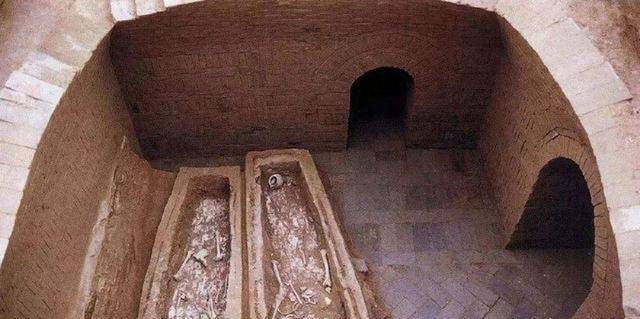 此墓被称为第一凶墓,墓内留下80名盗墓贼的尸骸,姿态诡异