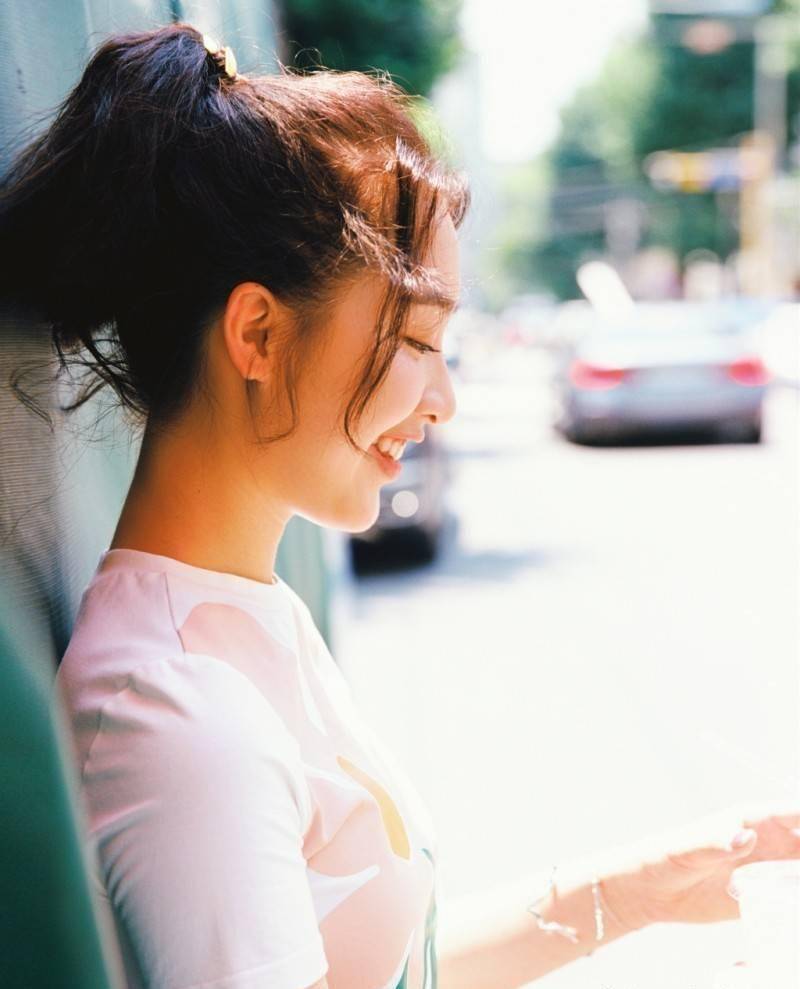 邓恩熙身穿白色印花t恤搭配哪吒头造型俏皮又可爱