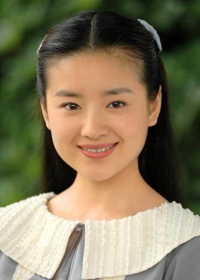 原创董洁带儿子5年了如今脸蛋变得有点尖酸刻薄网友相由心生