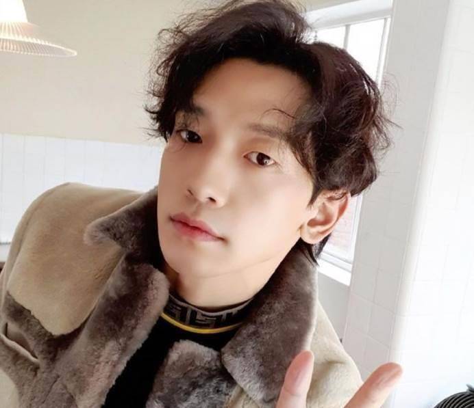 郑智薰如今仍然在娱乐圈活动,而且他的外貌并没有发生任何变化,仍然是