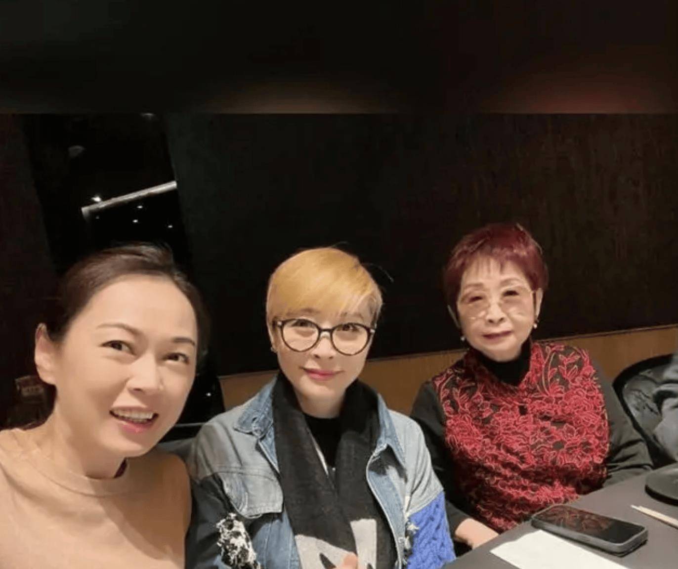 原创63岁tvb艺人庆生排场大顶级星妈同框古天乐佘诗曼妈妈最好认