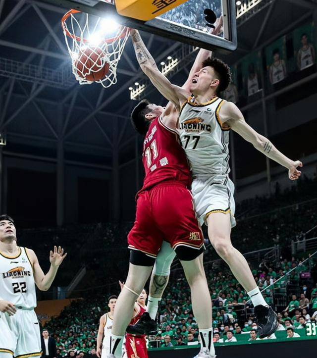 原创cba球星6大绝技易建联领衔张镇麟球风很劲爆一人酷似雷阿伦